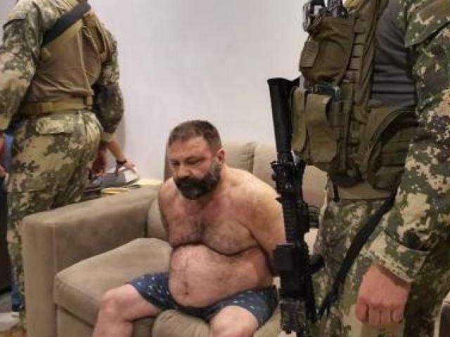 V&iacute;deo mostra policiais arrombando porta e brasileiro preso na cama