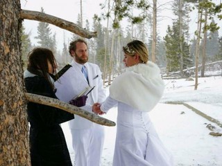 Amor que começou do outro lado do mundo teve a cerimônia de casamento em meio a muita neve.  (Foto:E. Sawyer Photography)