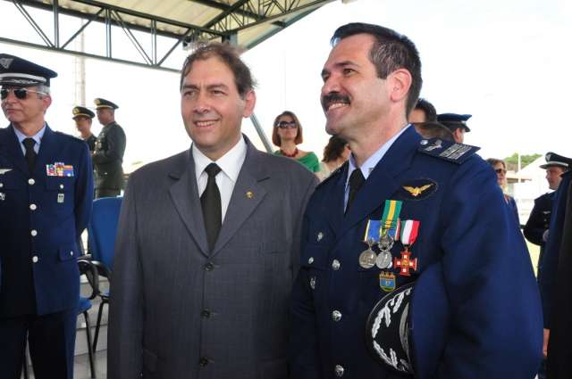 Bernal pede ajuda da Base A&eacute;rea para mutir&atilde;o de combate &agrave; dengue