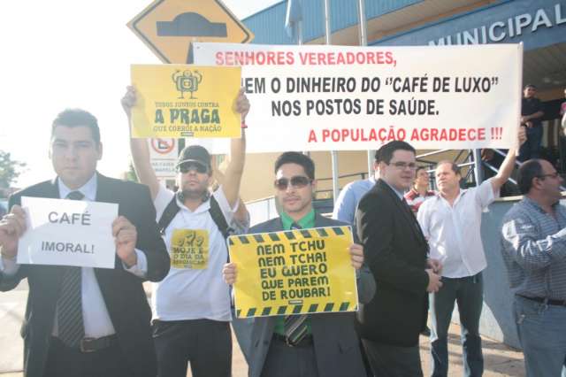 Manifestantes mandam vereador tomar &quot;caf&eacute; em casa&quot; e pedem dinheiro de volta