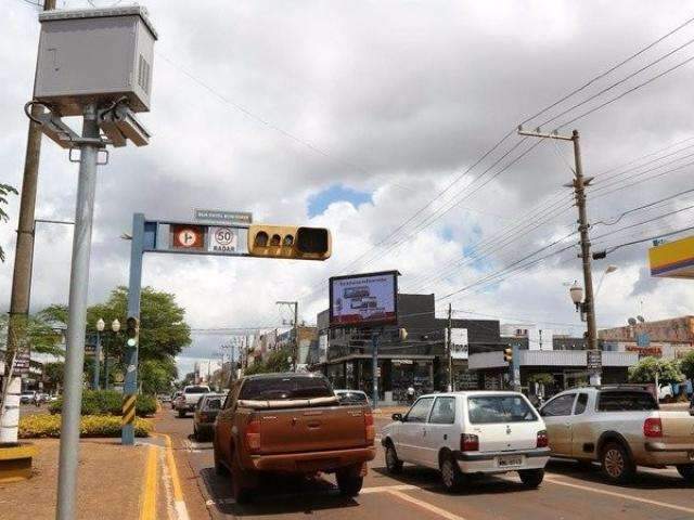 Um ano ap&oacute;s instala&ccedil;&atilde;o, prefeitura manda retirar radares de sem&aacute;foros