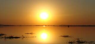 Pôr-do-sol pantaneiro nas águas do rio Paraguai. (Foto: Paula Maciulevicius)