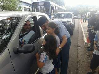 Crianças falam com motoristas sobre as regras de trânsito (Foto: Viviane Oliveira)