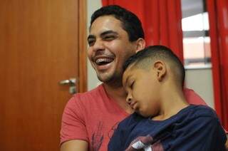Marcada por sorrisos, entrevista fez até o caçulinha dormir no colo de um dos pais. (Foto: Alcides Neto)