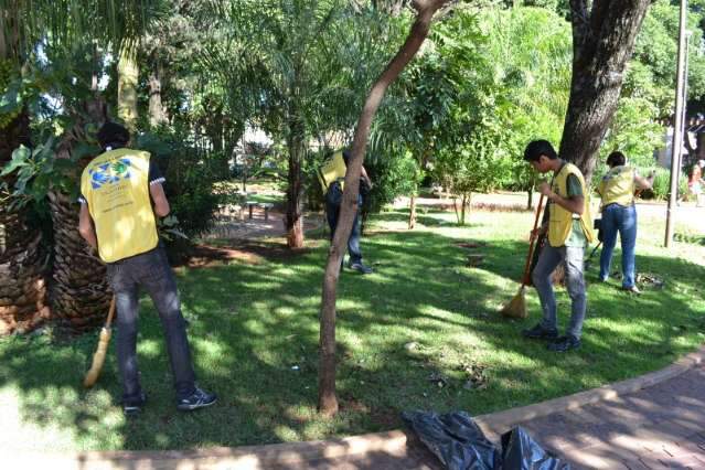 A&ccedil;&atilde;o para 5 mil pessoas e limpeza de pra&ccedil;a alertam sobre riscos da dengue 