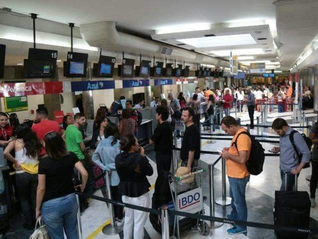 Voo &eacute; cancelado e passageiros reclamam de falta de informa&ccedil;&atilde;o no aeroporto 