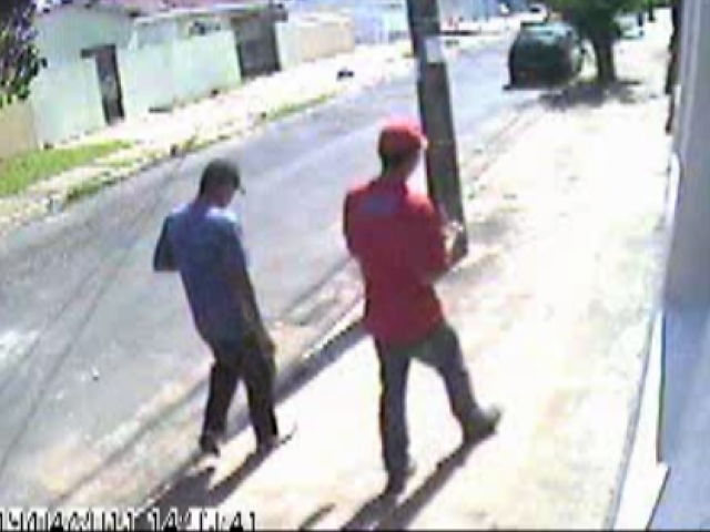  Imagens mostram ladr&otilde;es tomando refrigerante antes de assassinato e fugindo a p&eacute;