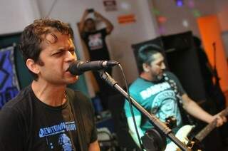 Vocalista e guitarrista da Deserdados, Lambão elogia união punk na Capital. (Foto: Alcides Neto)