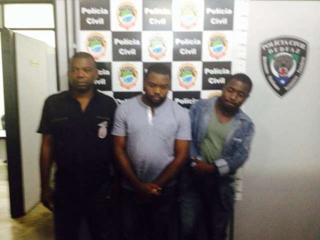 Pol&iacute;cia prende camaroneses que prometiam R$ 300 mil com truques