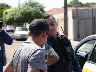 Motorista fez o teste do bafômetro e foi preso (Foto: Paulo Francis)