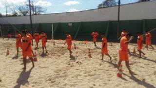 A semana de treinamento dos operarianos foi de enfase à parte física, incluindo atividade em campo de areia (Foto: Divulgação)
