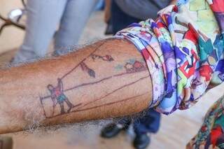 Suas obras estão tatuadas no braço, para que não precise andar com tela ou cadernos. (Foto: Henrique Kawaminami)