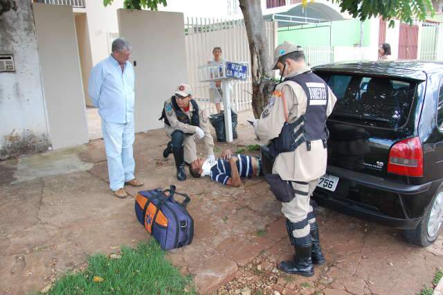  Homem dorme na cal&ccedil;ada e por pouco n&atilde;o &eacute; esmagado por carro