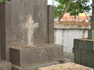 Cruz de bronze furtada de túmulo no Cemitério Santo Antônio (Foto: Alcides Neto)