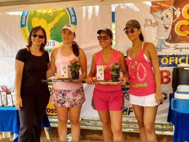 Torneio &quot;As Poderosas&quot; reuniu 34 mulheres na quadra de areia do R&aacute;dio 