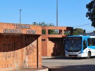 Parede do Terminal General Osório pichada por vandalos (Foto: Henrique Kawaminami/Arquivo)