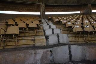 Setor das cadeiras do Morenão é retrato do abandono. O estádio está interditado desde setembro de 2014 (Foto: arquivo)