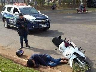 Suspeito de roubar moto caído na rua após ser baleado (Foto: Direto das Ruas)
