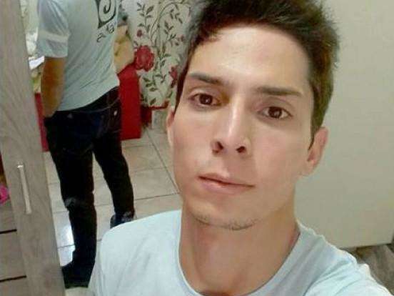 Homem morre ap&oacute;s colidir motocicleta em poste de ilumina&ccedil;&atilde;o