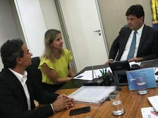 Prefeito Marquinhos Trad (à esquerda), com a coordenadora de projetos Catiana Sabadin e o ministro da Saúde, Luiz Henrique Mandetta. (Foto: Divulgação/PMCG).