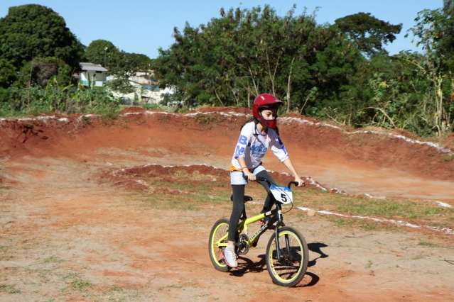 Paix&atilde;o pelo bicicross contagia gera&ccedil;&otilde;es, que se encontram na pista
