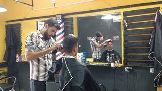 Rafael, de 23 anos, admite que ficou surpreso com o movimento da barbearia, aberta há três meses (Foto: Osvaldo Júnior)