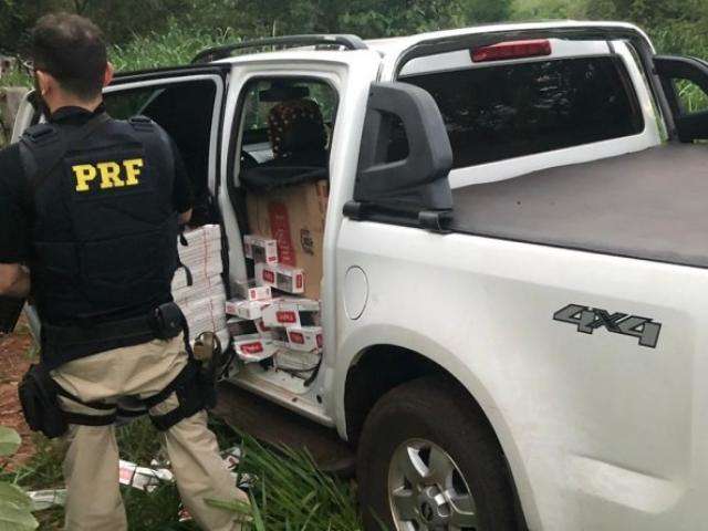 Ap&oacute;s persegui&ccedil;&atilde;o, motorista abandona carro com mais de 32 mil ma&ccedil;os de cigarros