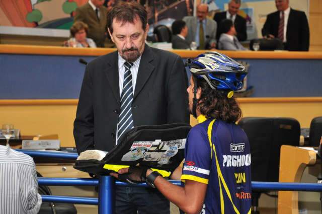  Homem que percorre a Am&eacute;rica de bicicleta para na Capital e pede ajuda na C&acirc;mara