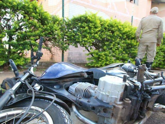 Motociclista colide em poste e bombeiros encontram faca na cintura dele 