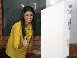 Rose votou na Escola Municipal Danda Nunes, por volta das 11 horas. (Foto: Fernando Antunes)