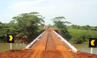 Em Paranaíba, a ponte de madeira sobre o rio Barreiro, que dá acesso ao Estado de Goiás, será substituída por ponte de concreto (Foto: Agesul/Divulgação)