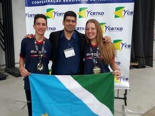 Luiz Felipe, Fábio Costa e Suzanna celebram resultado conquistado no Rio de Janeiro (Foto: Divulgação)