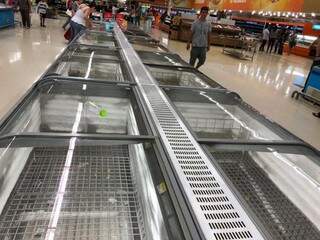 Freezers vazios devido a enorme procura de clientes por produtos na promoção. (Foto: Jones Mario) 