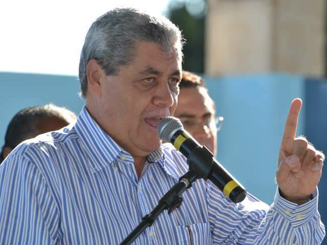  Andr&eacute; entrega reforma de escola e pede dedica&ccedil;&atilde;o de alunos nos estudos 