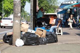 Coleta de lixo foi suspensa e só retorna ao normal após pagamento de salários. (Foto: Marcos Ermínio)