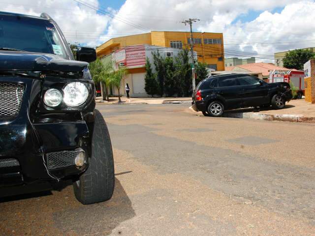  Desrespeito &agrave; preferencial causa colis&atilde;o entre Tucson e Pajero na Alagoas