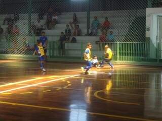 Lance de um dos cinco jogos que aconteceram no fim de semana na Copa Pelezinho de Futsal (Foto: Divulgação/ Copa Pelezinho)