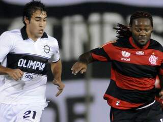 Vagner Love tenta levar o Flamengo ao ataque, artilheiro fez um dos gols do time carioca. (Foto: EFE)