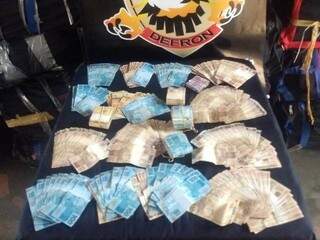 Dinheiro encontrado na casa de motorista preso com 1,7 tonelada de maconha (Foto: Divulgação)
