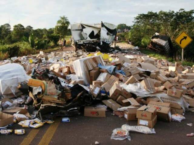  Colis&atilde;o frontal entre carretas causa duas mortes na BR-163