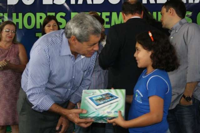 Governador entrega mais 626 pr&ecirc;mios para estudantes de escolas estaduais 