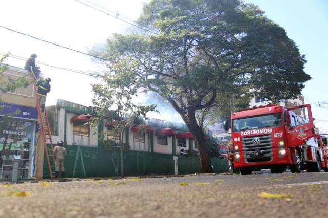 Tr&acirc;nsito perto de restaurante que pegou fogo deve ser liberado em uma hora