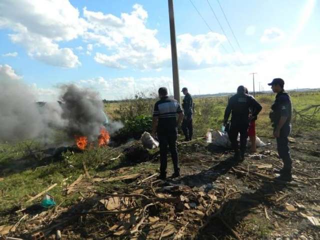 Fiscaliza&ccedil;&atilde;o combate lix&otilde;es que atraem aves e podem causar acidentes a&eacute;reos