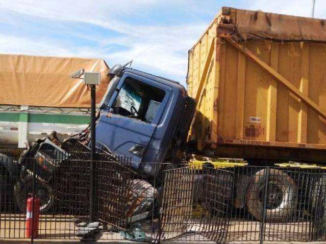 Cancela autom&aacute;tica falha e carretas colidem em pra&ccedil;a de ped&aacute;gio na BR-163