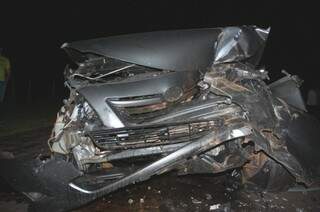 Carro ficou destruído após a colisão (Foto: Vicentina Online)