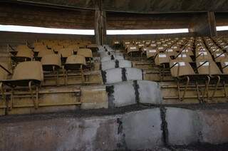 Cadeiras do estádio estão forradas de coco de morcego e o mal cheiro é insuportável (Foto: Marcelo Calazans)