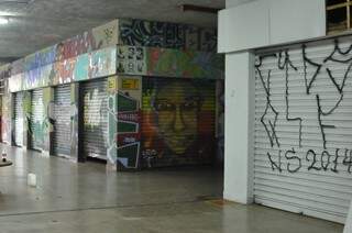 Grafiteiros quiseram dar &quot;nova cara ao local&quot;, mas vândalos sujaram ambiente com pichações. (Foto: Alcides Neto)