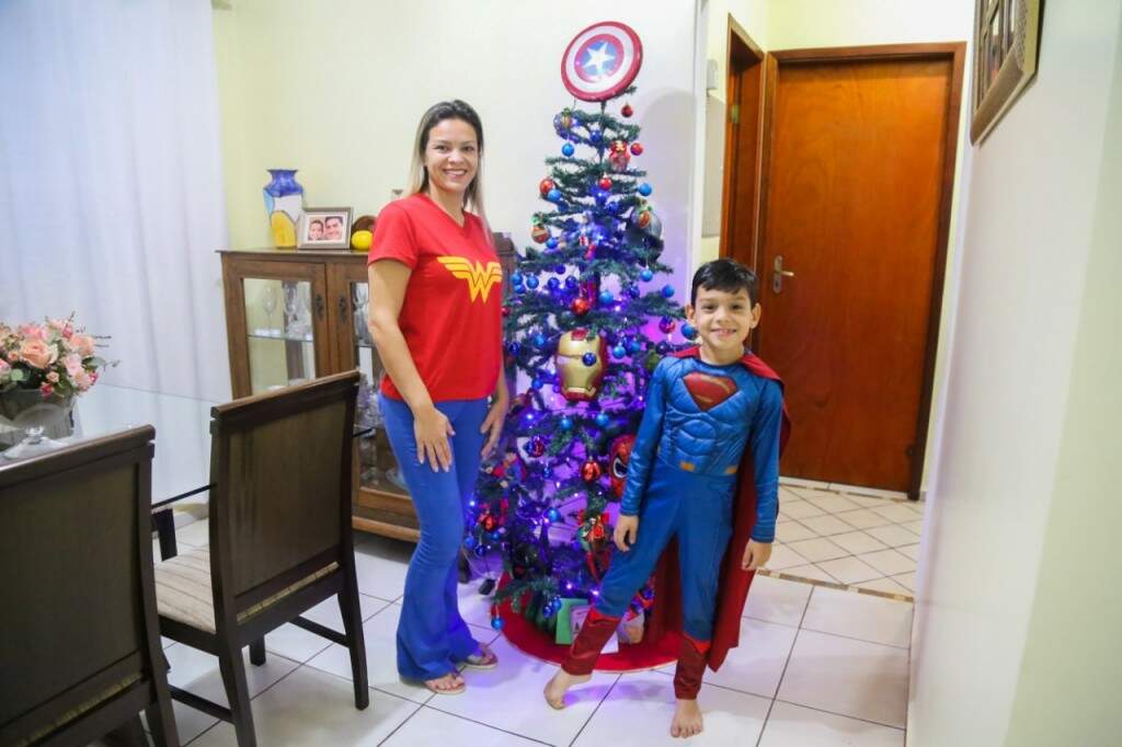 Na casa de Jackeline e Heitor, árvore de Natal tem história e superpoderes  - Comportamento - Campo Grande News