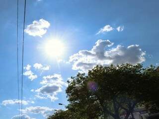 Sol brilha forte entre poucas nuvens na tarde deste sábado em Campo Grande (Foto: Henrique Kawaminami)