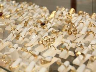 Na parte de joias, são vários modelos em ouro 18. (Foto: Marcos Ermínio)